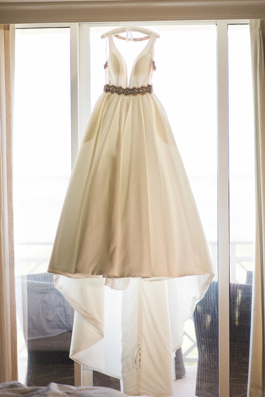 Modern Elegant Blush & Gold Florida Wedding via TheELD.com