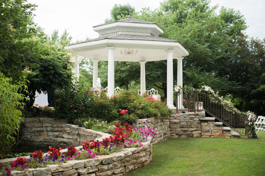 An Elegant Garden Inspired Alabama Wedding via TheELD.com