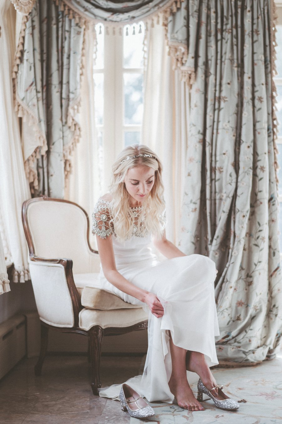 A Blush & White Classic Vintage Pennsylvania Wedding via TheELD.com