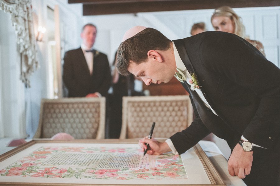 A Blush & White Classic Vintage Pennsylvania Wedding via TheELD.com