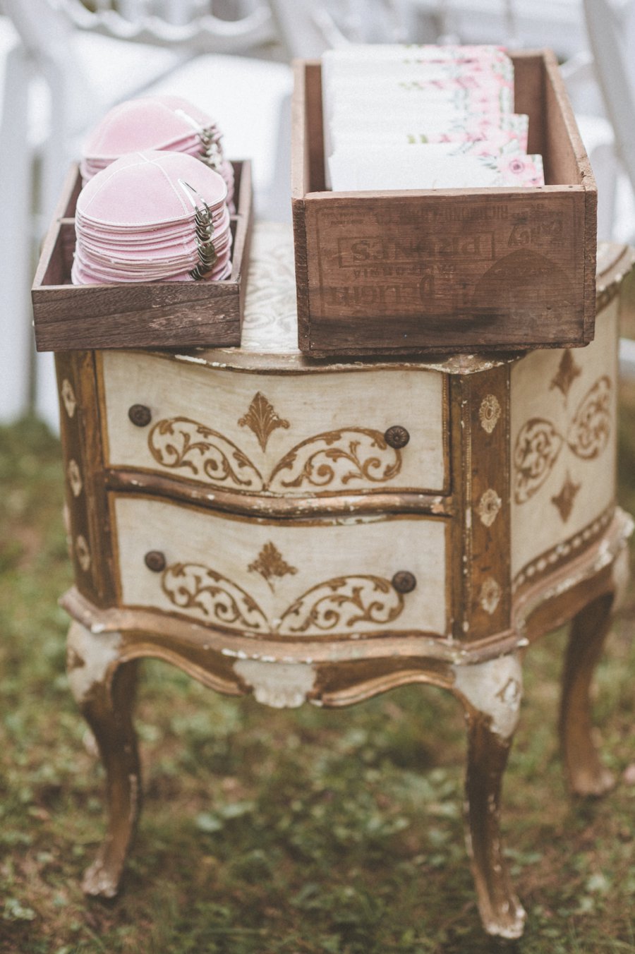 A Blush & White Classic Vintage Pennsylvania Wedding via TheELD.com