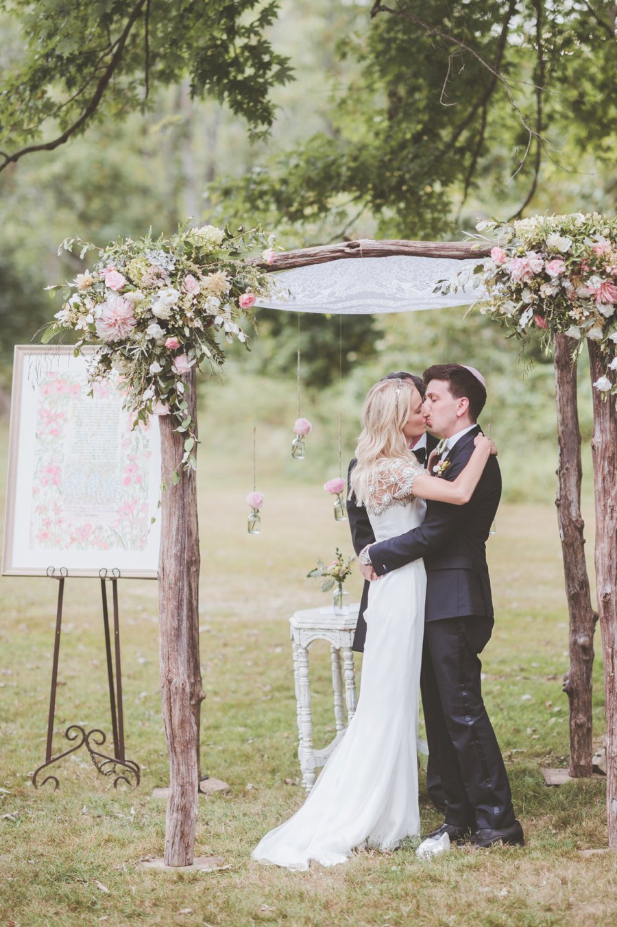 A Blush & White Classic Vintage Pennsylvania Wedding via TheELD.com