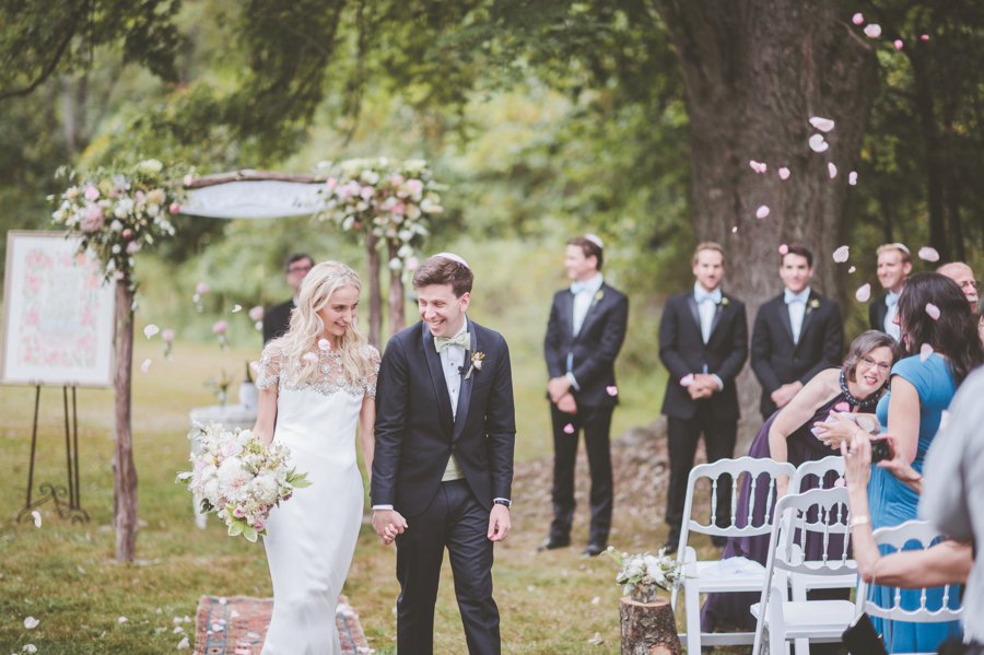 A Blush & White Classic Vintage Pennsylvania Wedding via TheELD.com