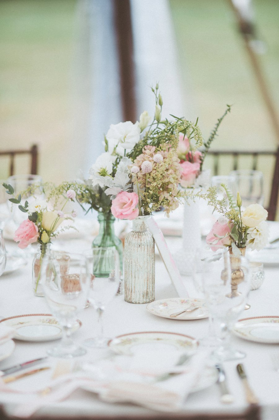 A Blush & White Classic Vintage Pennsylvania Wedding via TheELD.com