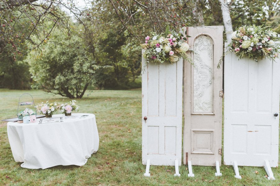 A Blush & White Classic Vintage Pennsylvania Wedding via TheELD.com