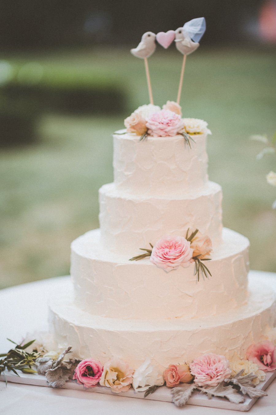 A Blush & White Classic Vintage Pennsylvania Wedding via TheELD.com