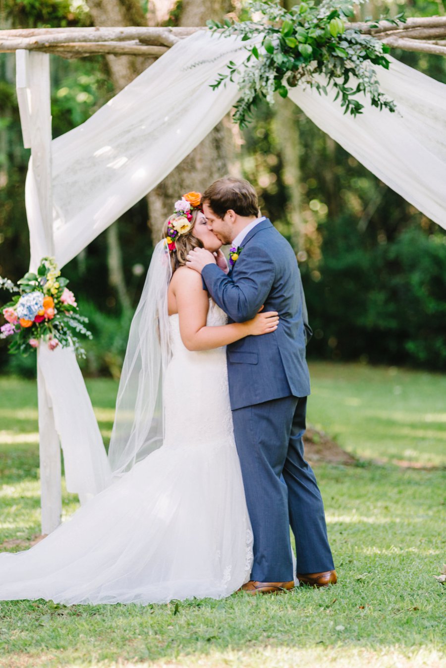 A Colorful Plantation Style Alabama Wedding via TheELD.com