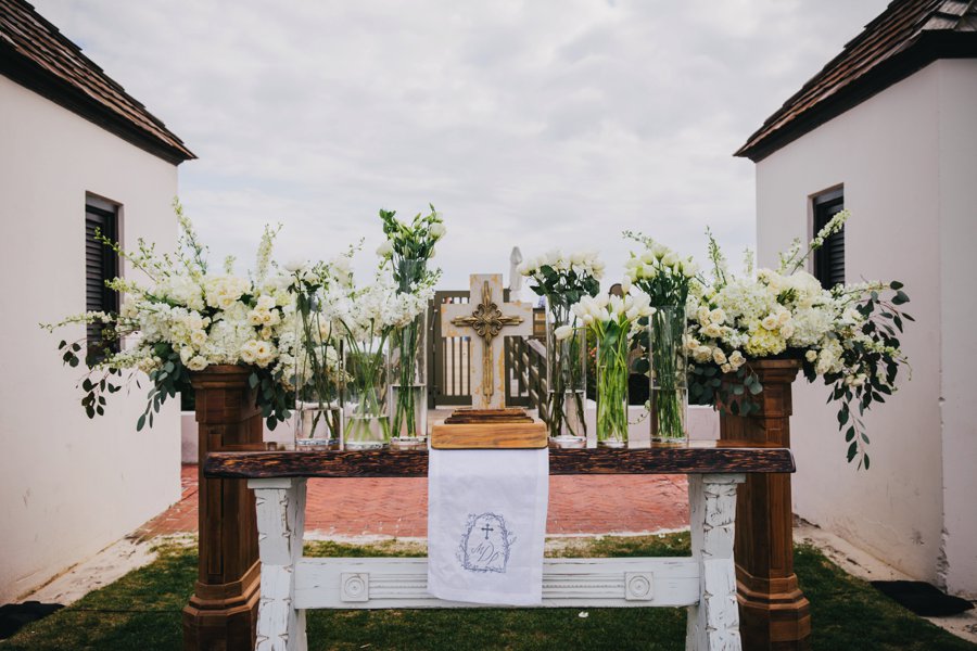 A Classic Green & White Florida Beach Wedding via TheELD.com