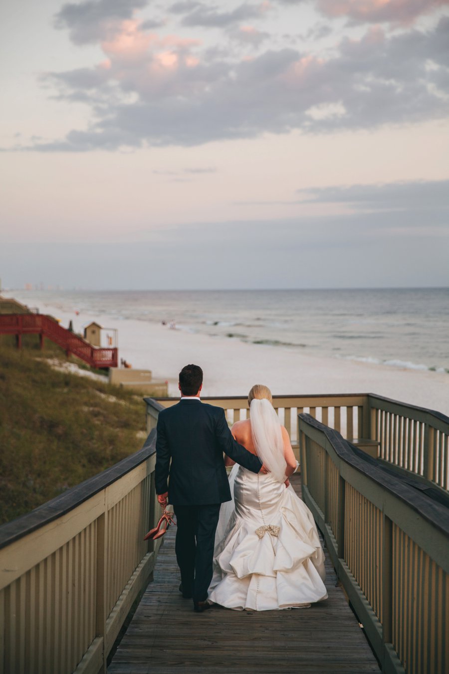 A Classic Green & White Florida Beach Wedding via TheELD.com