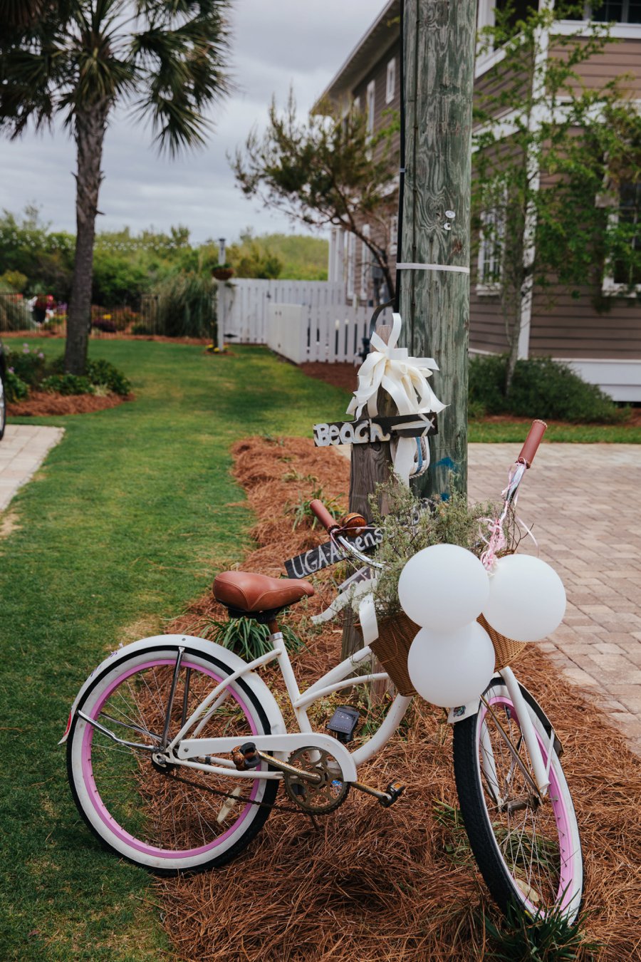 A Classic Green & White Florida Beach Wedding via TheELD.com