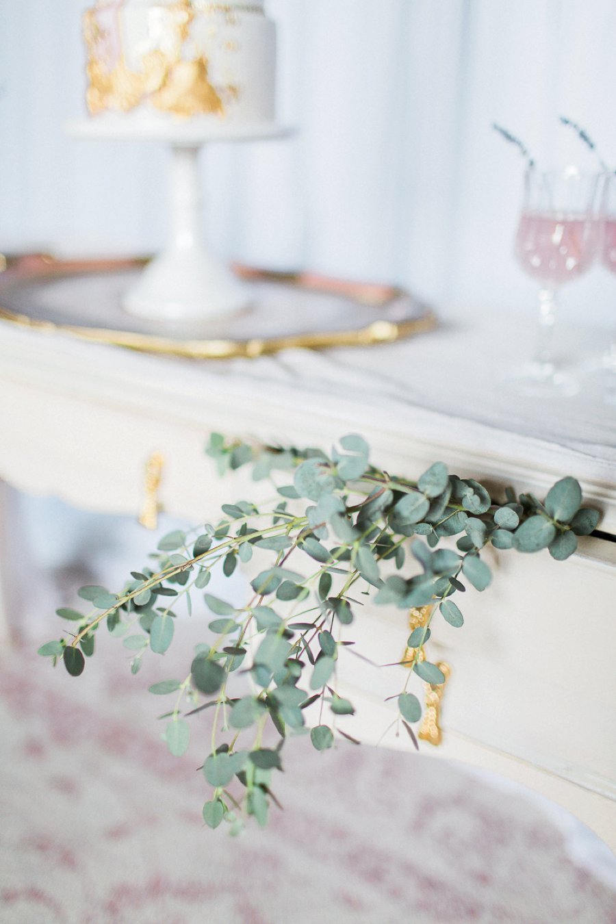 Organic White & Gold Luxe Wedding Ideas via TheELD.com