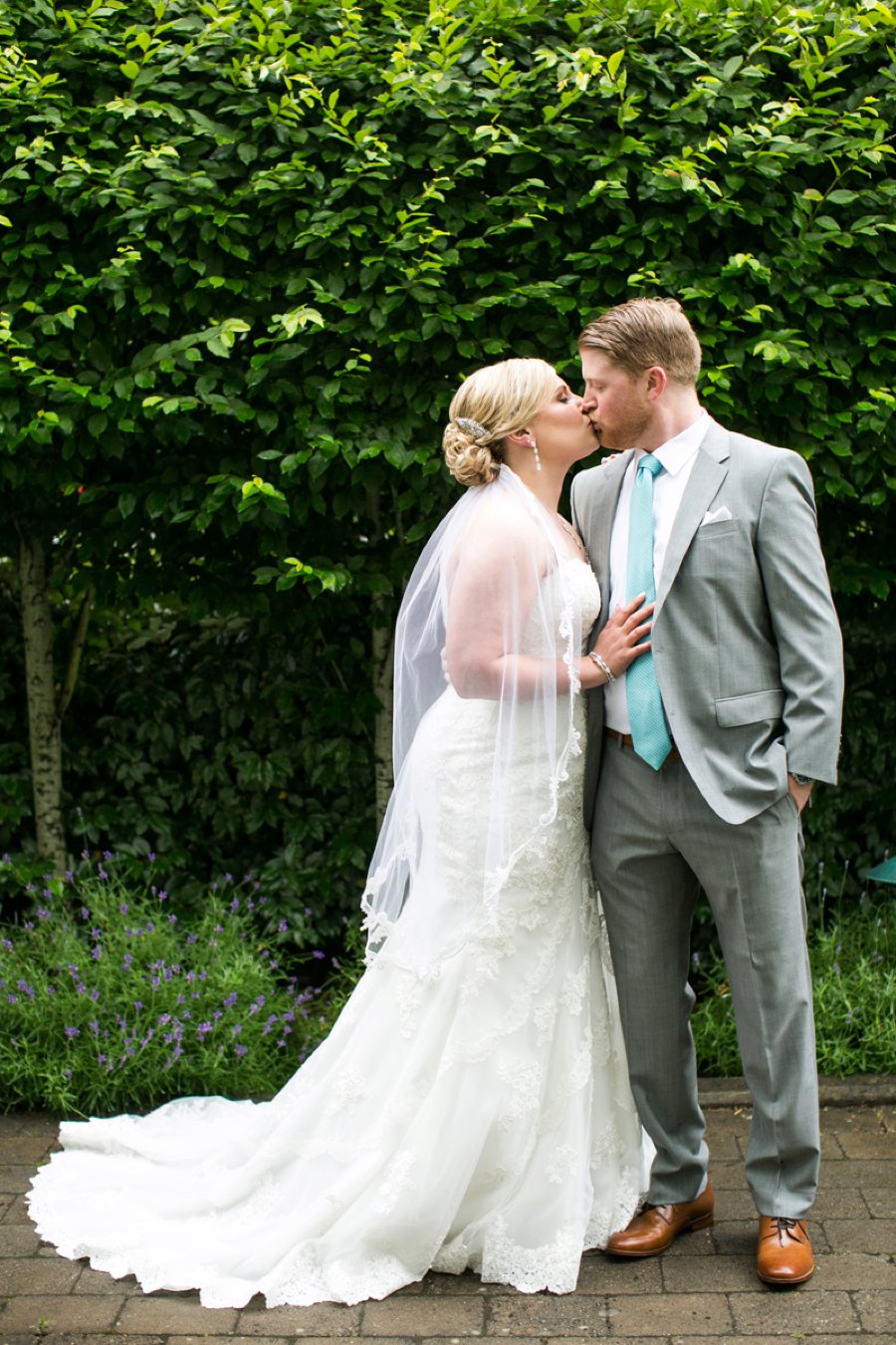 A Preppy Pink, Navy, & Teal Pacific Northwest Wedding via TheELD.com