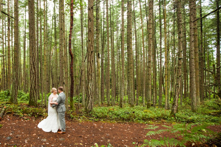 A Preppy Pink, Navy, & Teal Pacific Northwest Wedding via TheELD.com