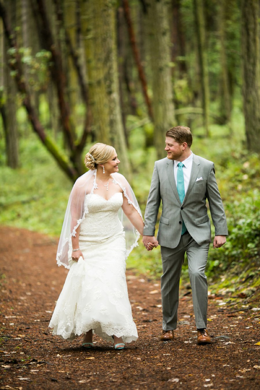 A Preppy Pink, Navy, & Teal Pacific Northwest Wedding via TheELD.com