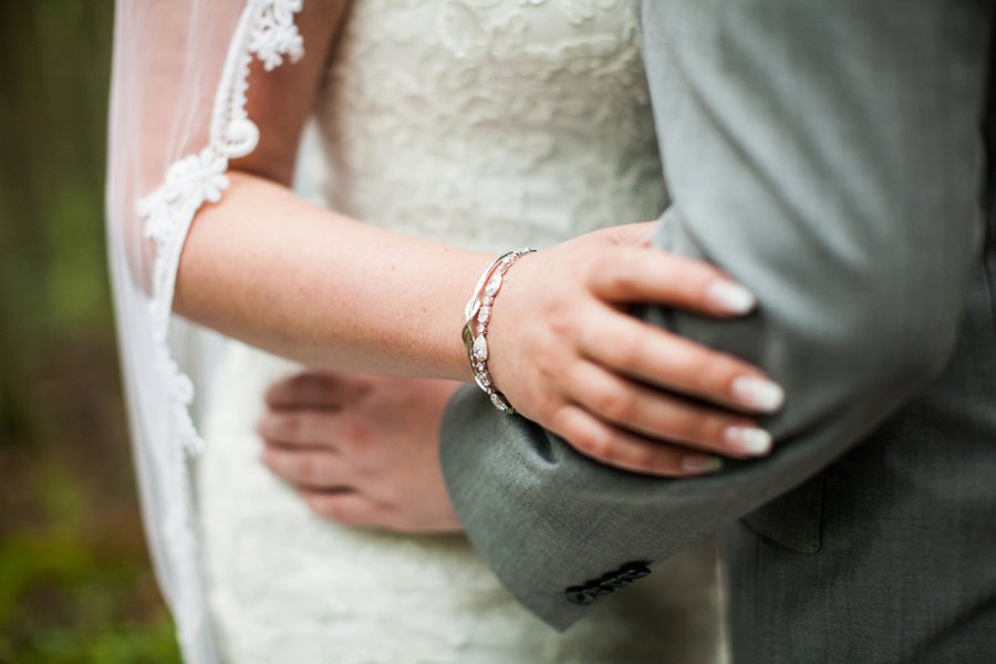 A Preppy Pink, Navy, & Teal Pacific Northwest Wedding via TheELD.com