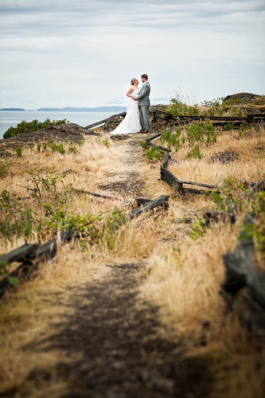 A Preppy Pink, Navy, & Teal Pacific Northwest Wedding via TheELD.com