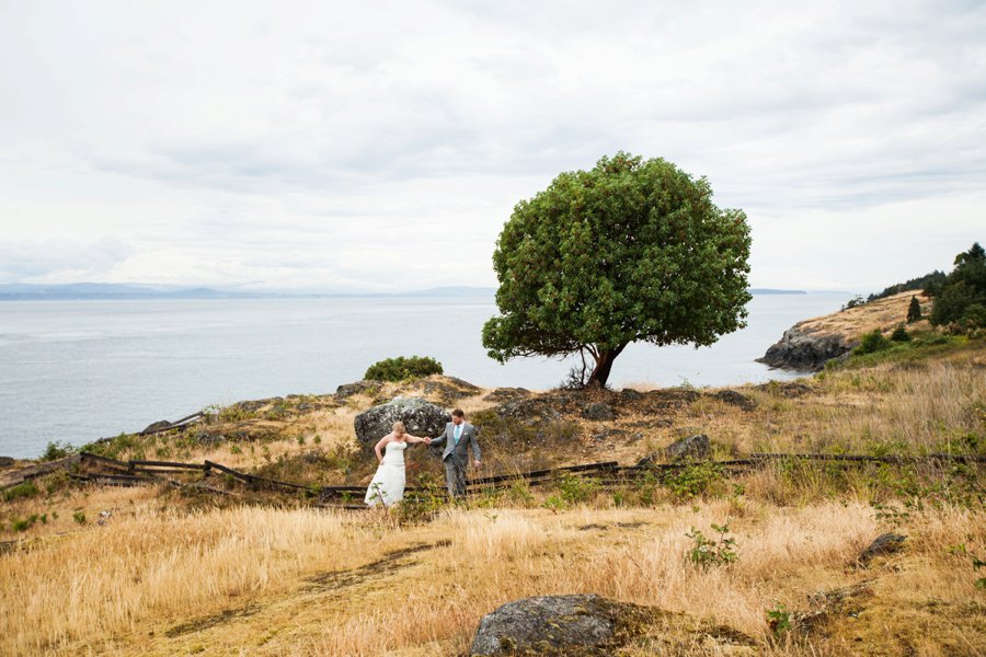 A Preppy Pink, Navy, & Teal Pacific Northwest Wedding via TheELD.com