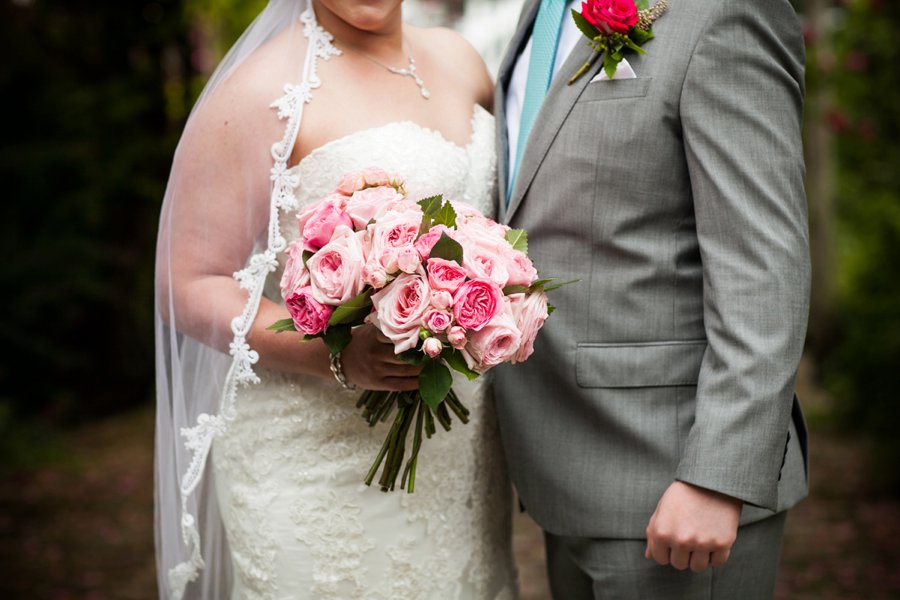 A Preppy Pink, Navy, & Teal Pacific Northwest Wedding via TheELD.com