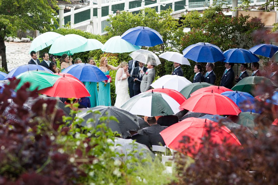 A Preppy Pink, Navy, & Teal Pacific Northwest Wedding via TheELD.com