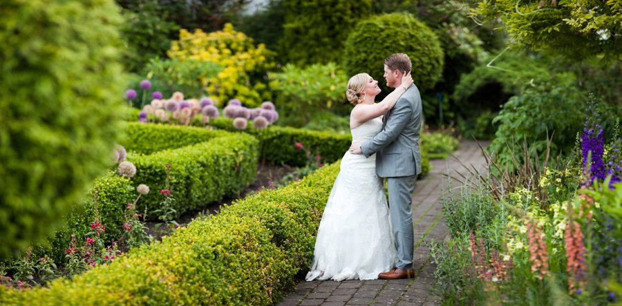 A Preppy Pink, Navy, & Teal Pacific Northwest Wedding via TheELD.com