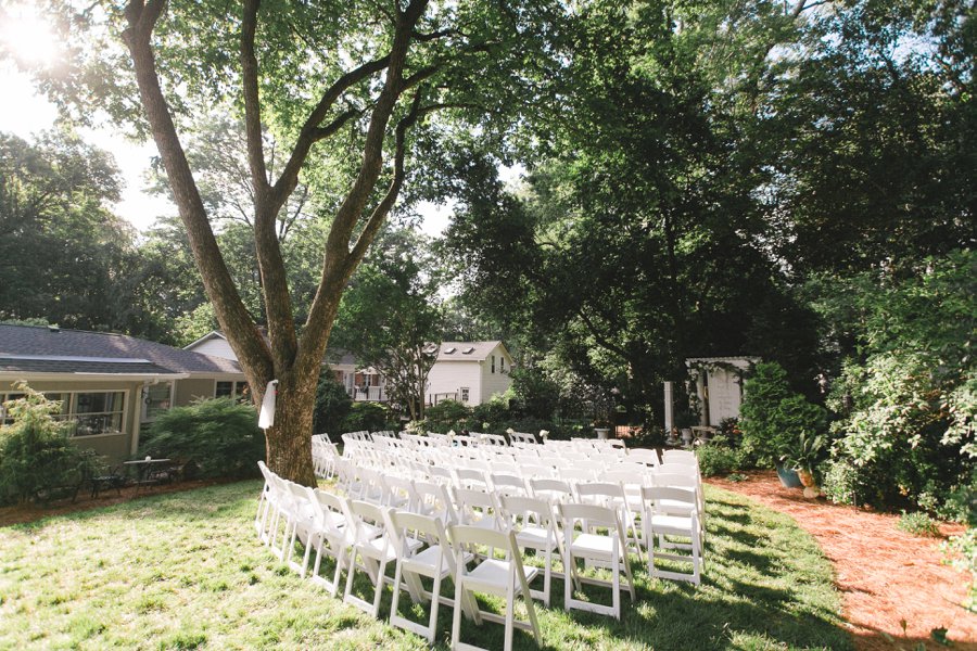 A Green & White North Carolina Backyard Wedding via TheELD.com