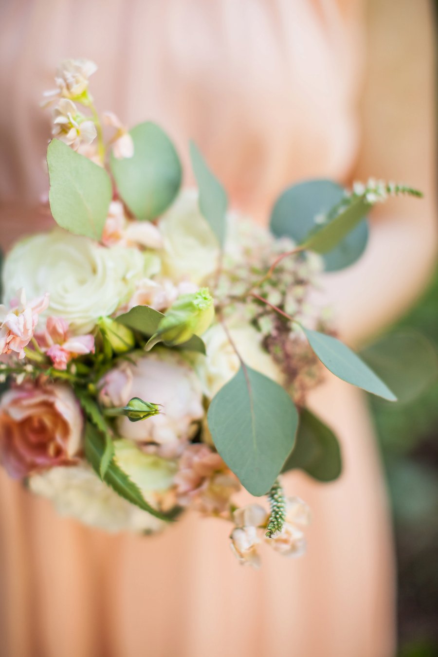 Blush, Peach, & Ivory Woodsy California Wedding via TheELD.com