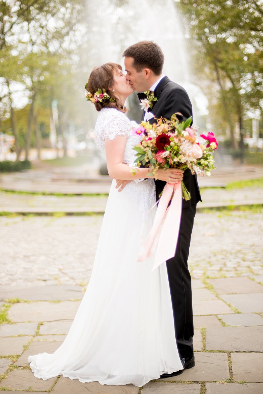 An Elegant Pink & White Brooklyn Wedding via TheELD.com