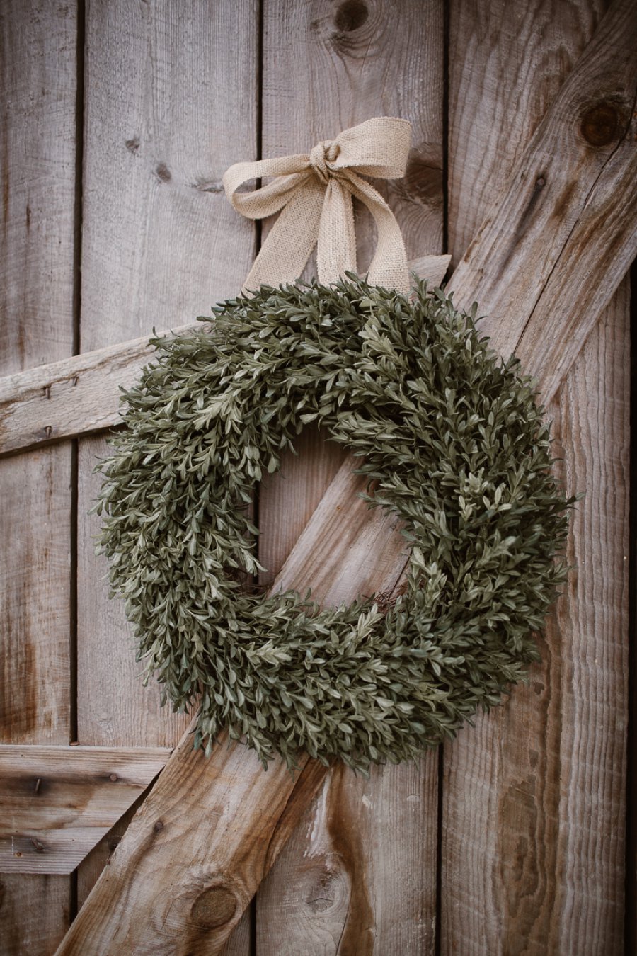 Red and White Rustic Wedding In Tennessee via TheELD.com