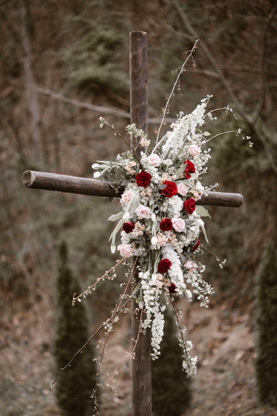 Red and White Rustic Wedding In Tennessee via TheELD.com