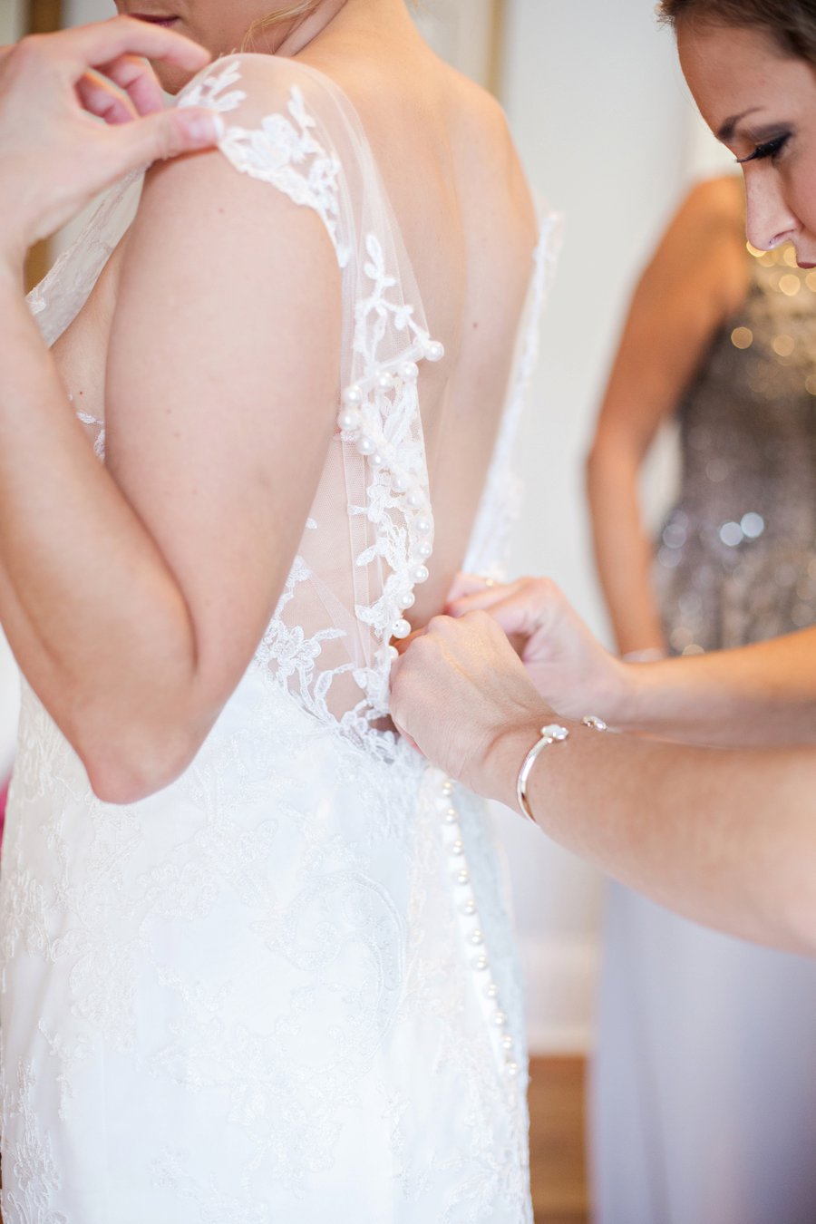 A Classic Navy & White Outdoor Florida Wedding via TheELD.com