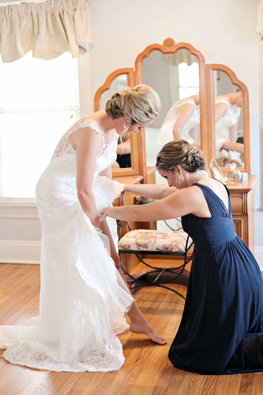 A Classic Navy & White Outdoor Florida Wedding via TheELD.com