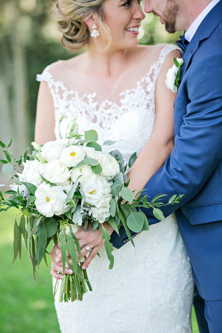 A Classic Navy & White Outdoor Florida Wedding via TheELD.com