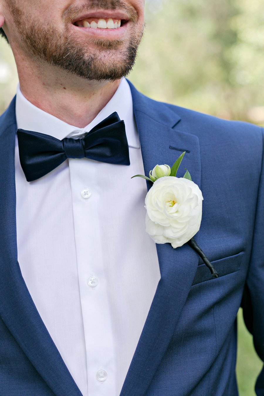 A Classic Navy & White Outdoor Florida Wedding via TheELD.com