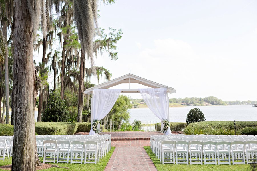 A Classic Navy & White Outdoor Florida Wedding via TheELD.com