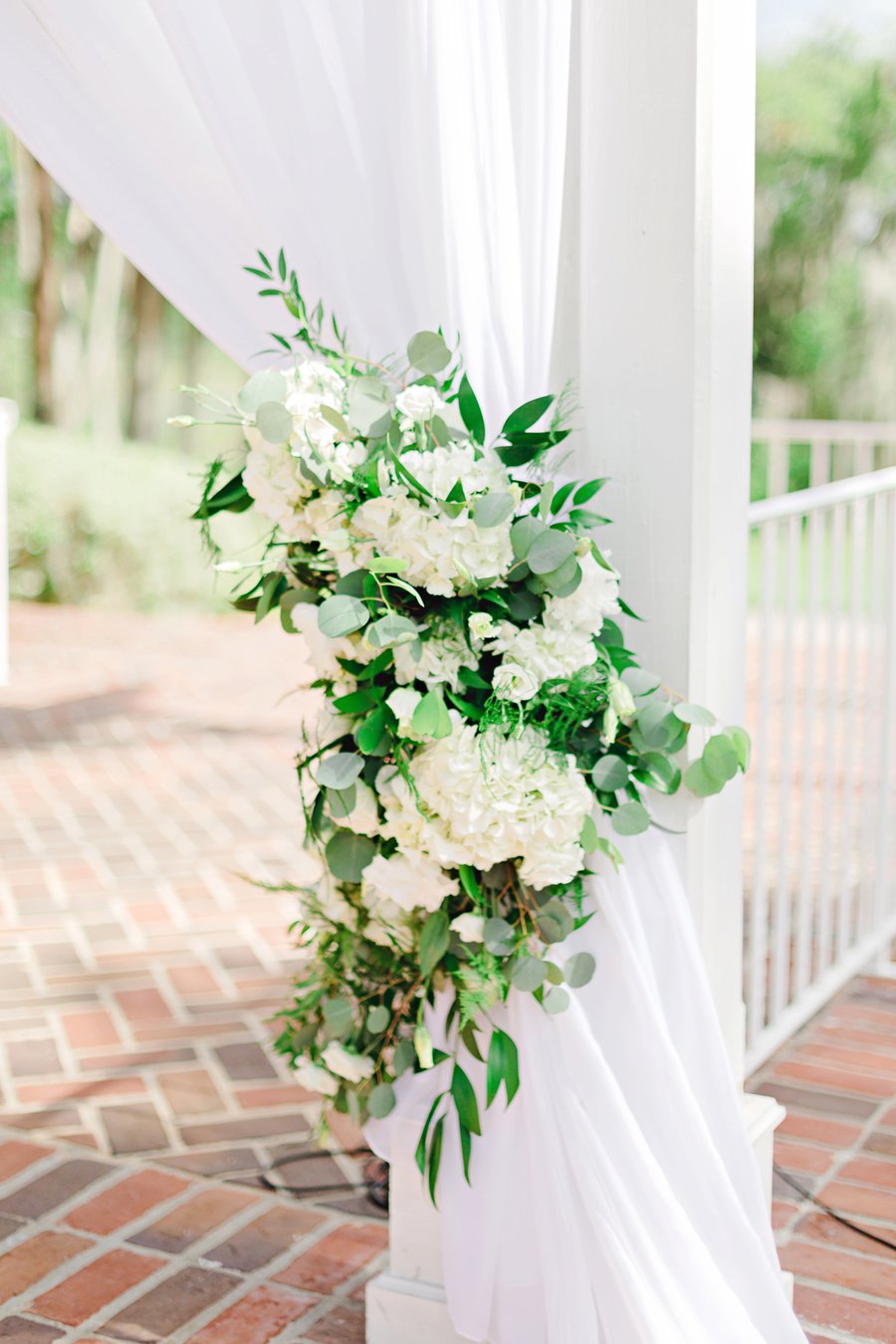 A Classic Navy & White Outdoor Florida Wedding via TheELD.com