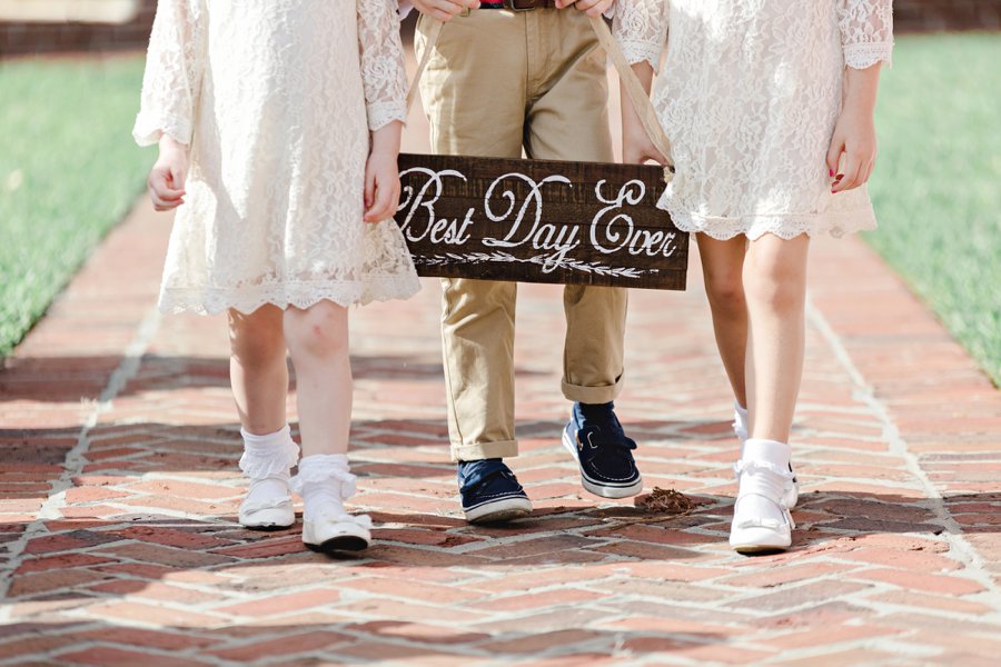 A Classic Navy & White Outdoor Florida Wedding via TheELD.com