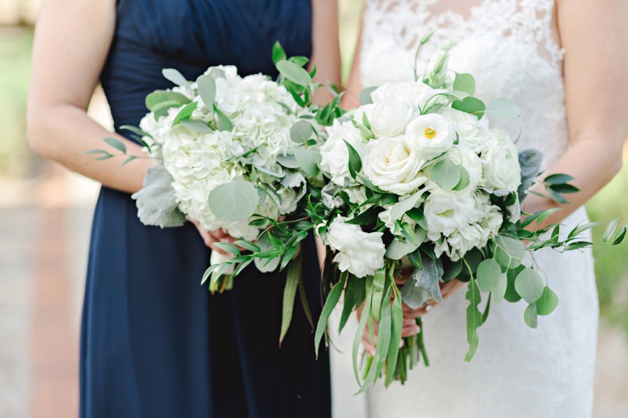 A Classic Navy & White Outdoor Florida Wedding via TheELD.com