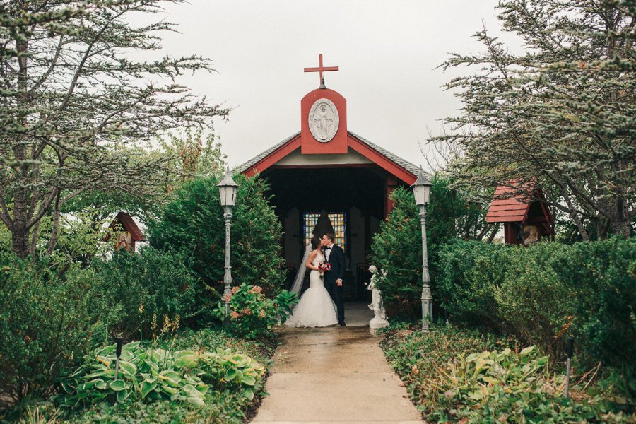 An Elegant Blush & Red Oceanfront Wedding via TheELD.com