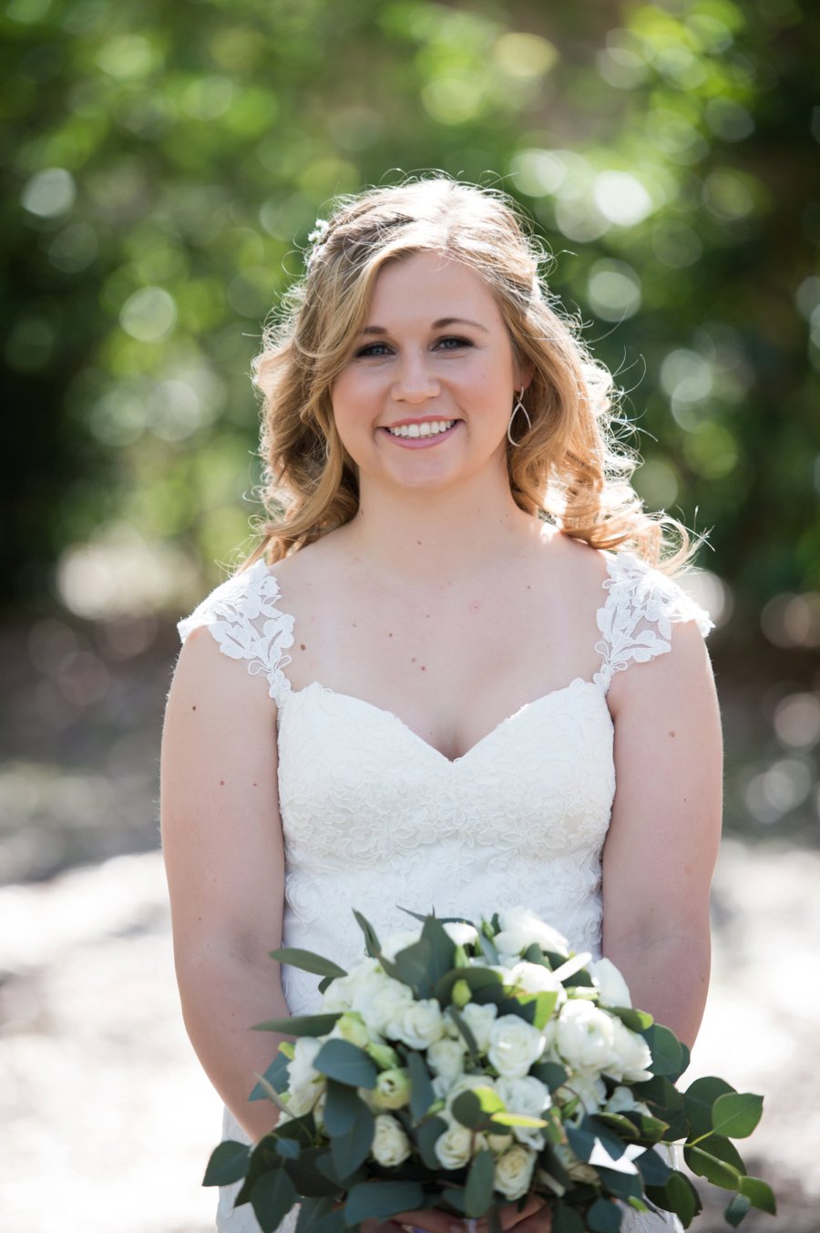 A Classic Navy & White Southern Wedding via TheELD.com