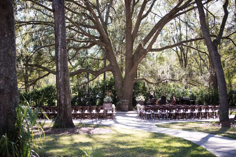 A Classic Navy & White Southern Wedding via TheELD.com