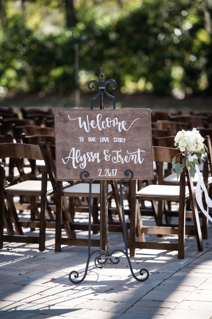 A Classic Navy & White Southern Wedding via TheELD.com