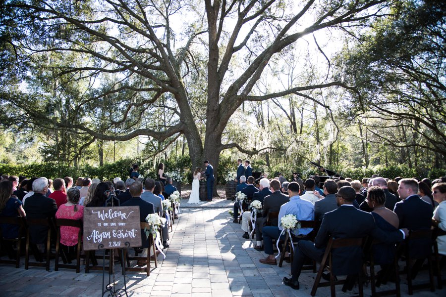 A Classic Navy & White Southern Wedding via TheELD.com