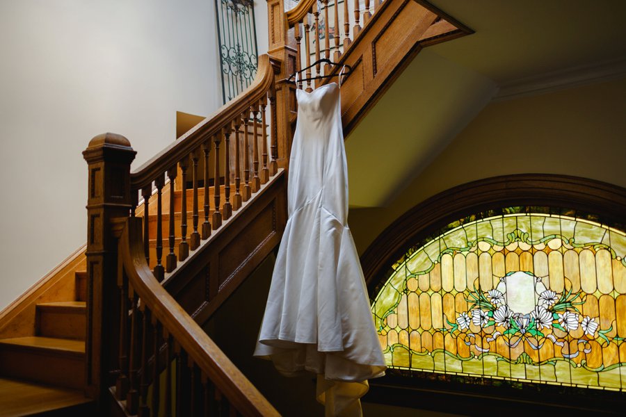 An Elegant Vintage inspired Blue & White Connecticut Wedding via TheELD.com