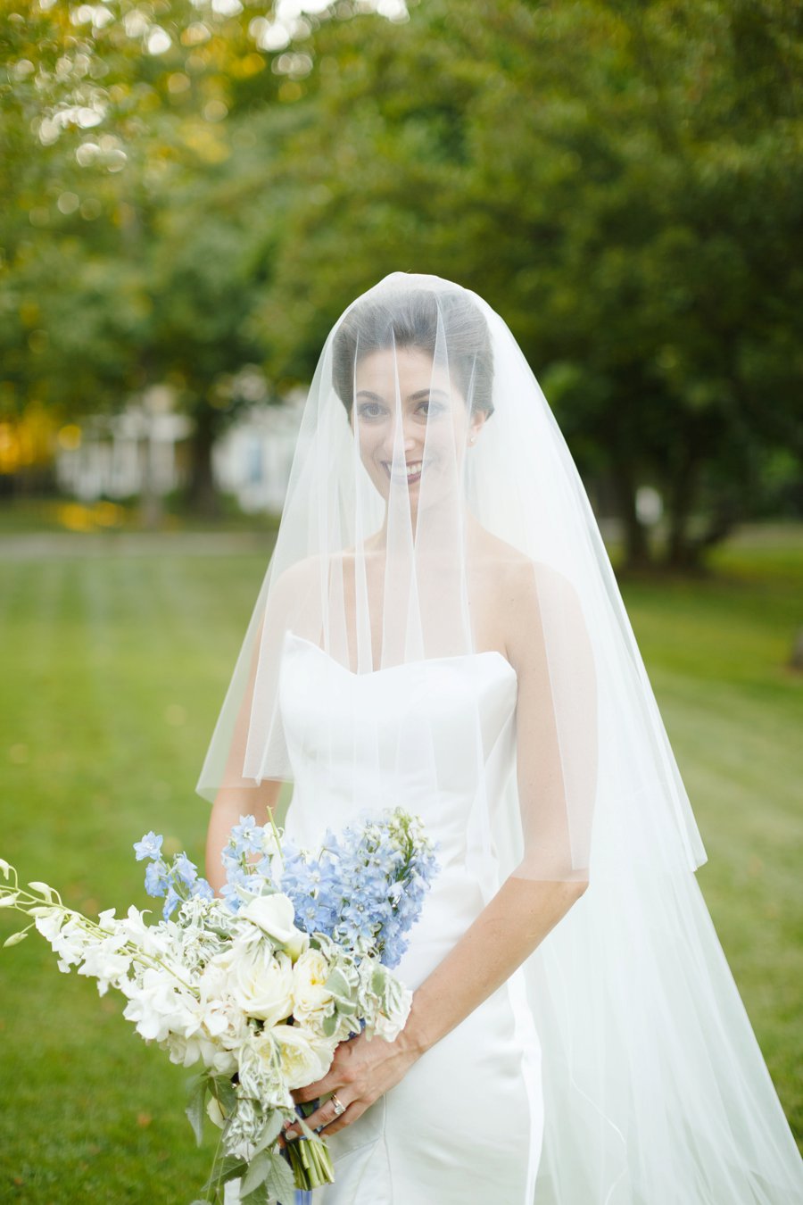 An Elegant Vintage inspired Blue & White Connecticut Wedding via TheELD.com