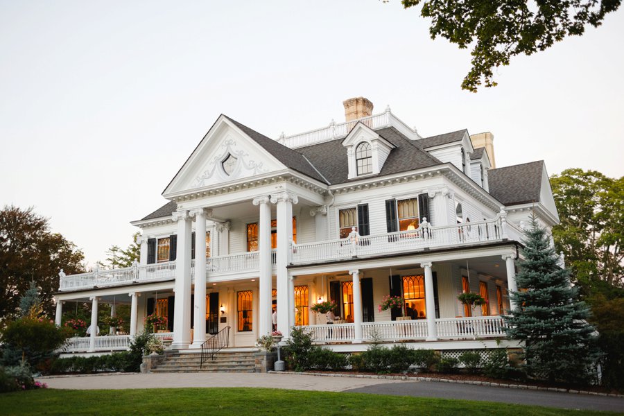 An Elegant Vintage inspired Blue & White Connecticut Wedding via TheELD.com