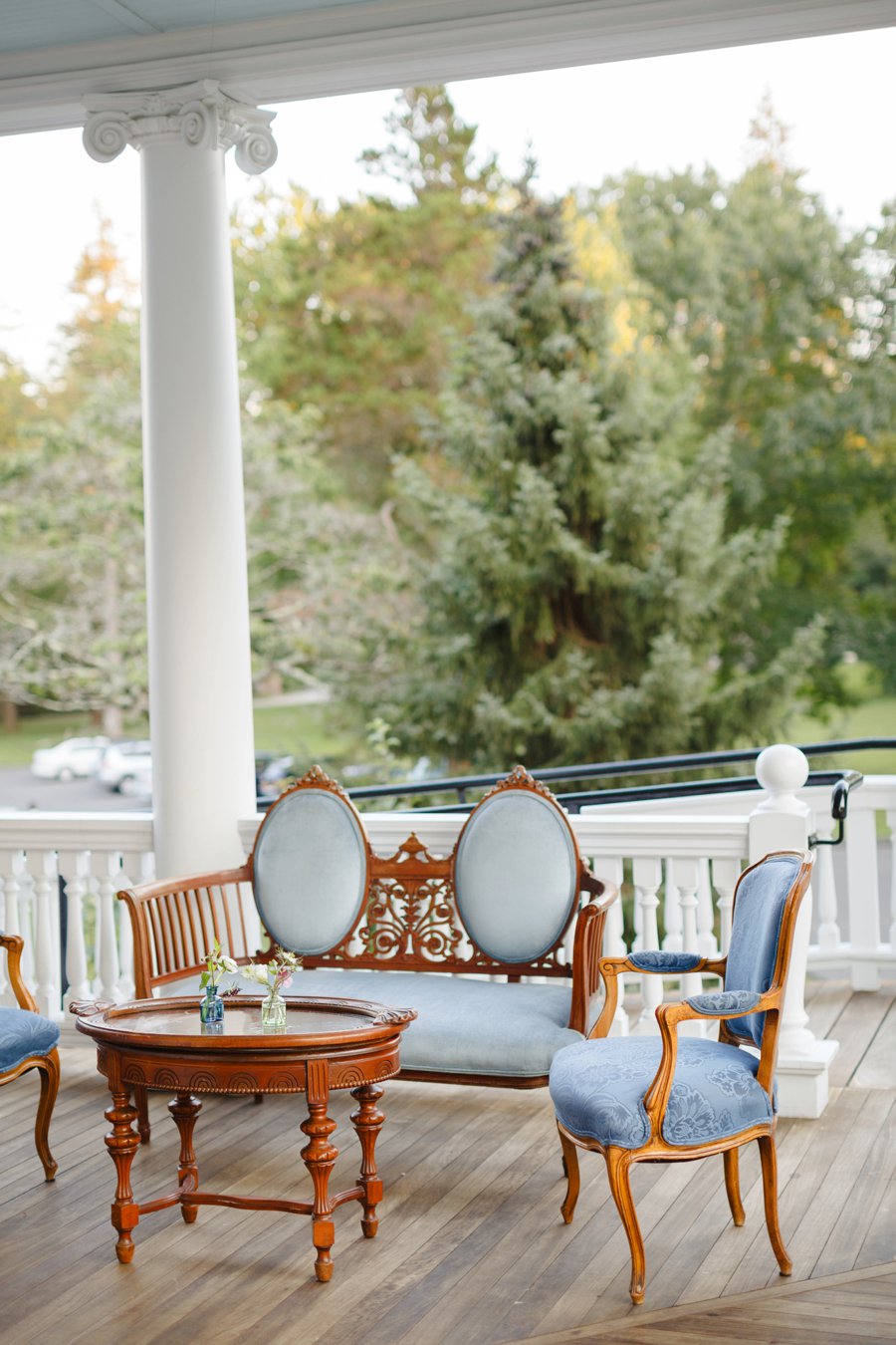 An Elegant Vintage inspired Blue & White Connecticut Wedding via TheELD.com