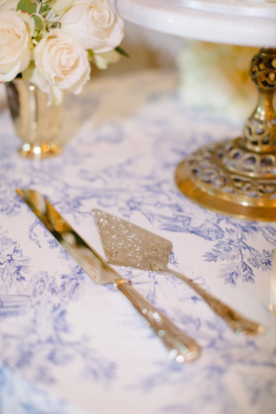 An Elegant Vintage inspired Blue & White Connecticut Wedding via TheELD.com