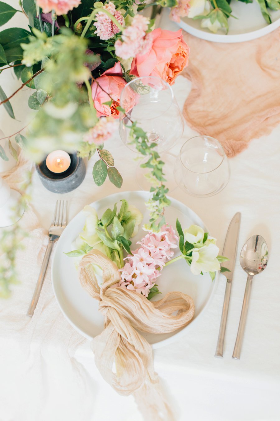 Minimalist Ethereal Wedding Ideas via TheELD.com