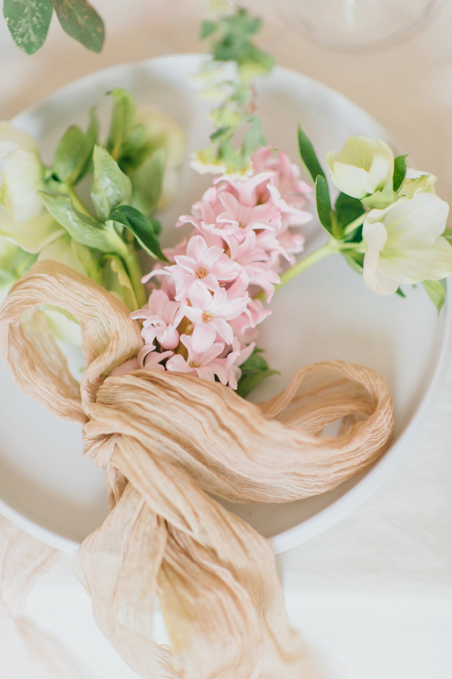 Minimalist Ethereal Wedding Ideas via TheELD.com