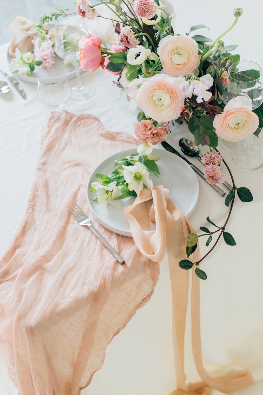 Minimalist Ethereal Wedding Ideas via TheELD.com